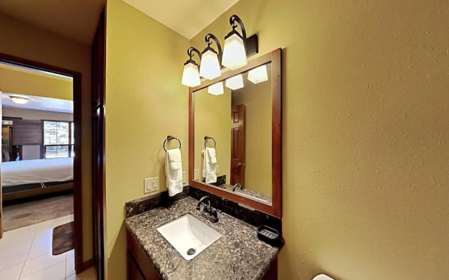 Slopeside Deluxe 2 Bedroom Condo with Free Parking, Spa, Free Gondola (Sierra Megeve 25) by RedAwning
