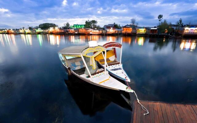 Holiday Inn Group of Houseboat