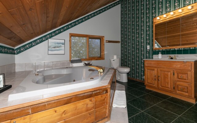 Dream 4-Br 4-Ba Chalet | Private Hot Tub | 2 min to Jasper National Park Gates