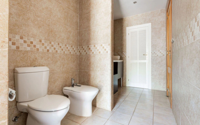 Villa in Tolleric With Private Pool