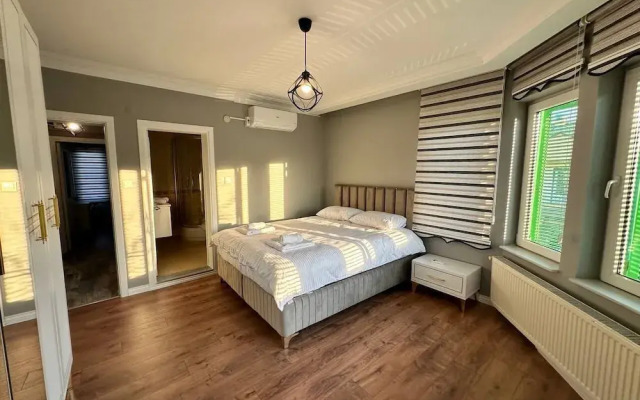 Yeşil Panjurlu Villa Otel