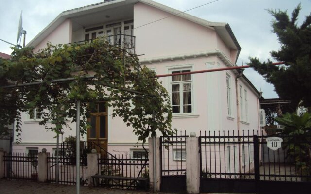 Zuras House