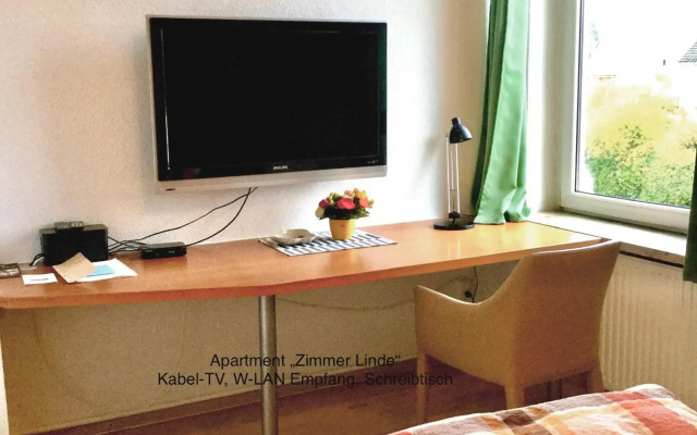 Ferienhaus Us lütt Hus und das Zimmer Linde im Haupthaus