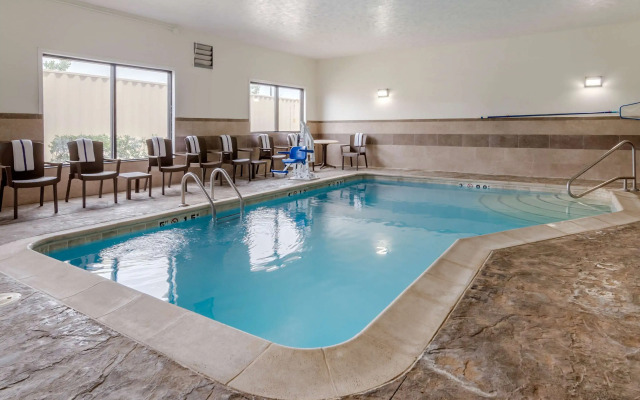 Comfort Suites Speedway - Kansas City