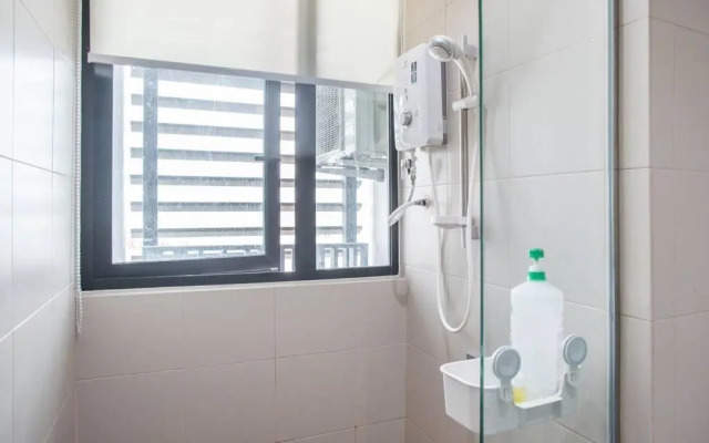 iCity 1Bedroom Apt Near Mall FREE PARKING & WIFI