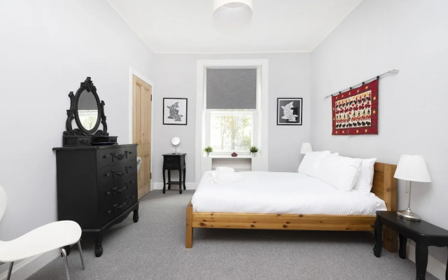 JOIVY Charming 1-Bed Ap Near Leith Links W/ Patio