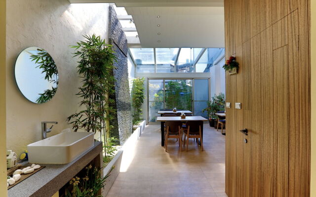 Station 100m B&B