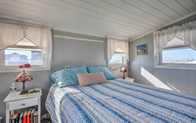 Seaside SK Getaway: Steps to Matunuck Beach!