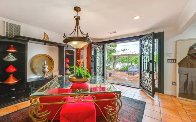 Gather & Unwind Outdoors, Stylish Vista Retreat!