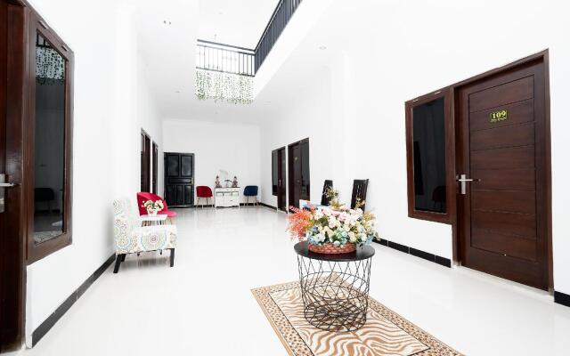 OYO 1611 Four D'home