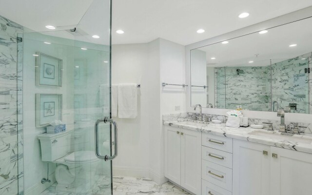 Beachfront Condo With 180-degree Views and Pool