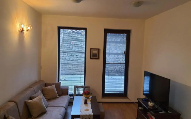 Homey 1-bed condo, fastest internet, free parking