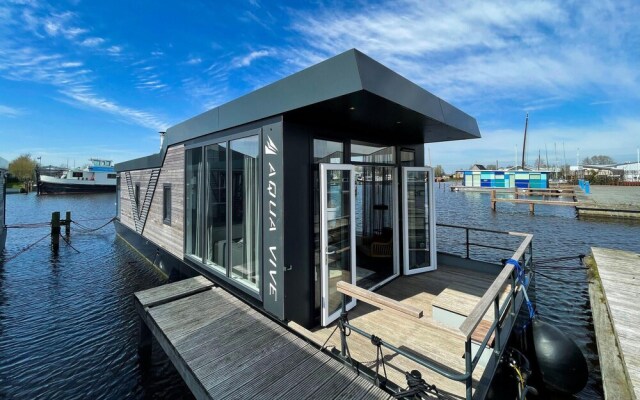 Amazing Ship/boat in Heeg With Wifi and 3 Bedrooms
