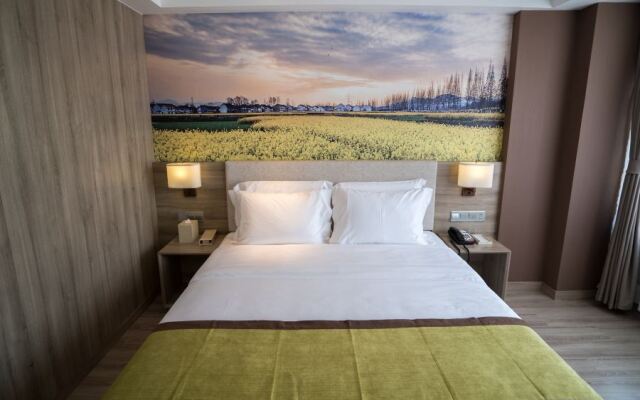 Atour Hotel Hanzhong High-Speed Railway Station