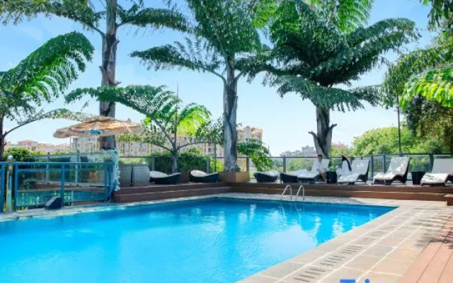 Yuexinyuan Hot Spring Resort Hotel – Pool – Mile