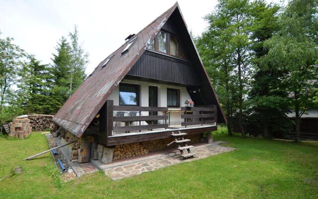 Nice holiday home with fireplace in the Ore Mountains only 500m from the chairlift