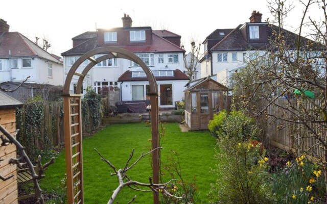 Stunning and Spacious 3 Bedroom House With Garden