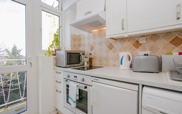 Studio Apartment in Putney With Balcony Sleeps 2