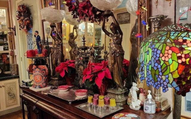 House of 1833 Bed & Breakfast & Gardens