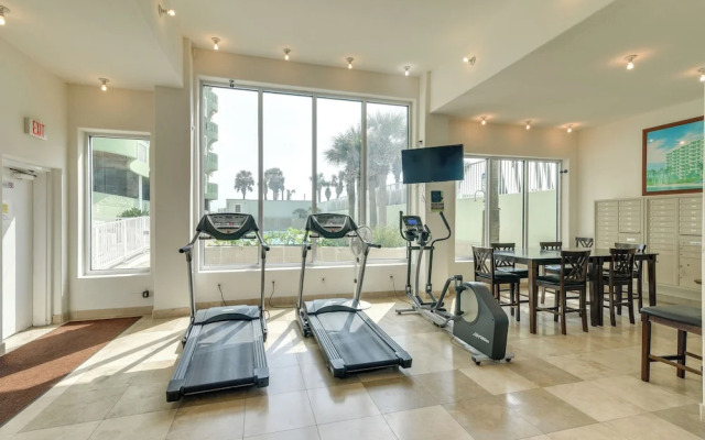 Pool Access, Walk to Beach: Galveston Condo!