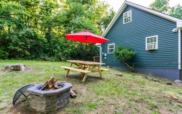 Hot Tub, Lake Access, & Fire Pit at Cozy Cottage!