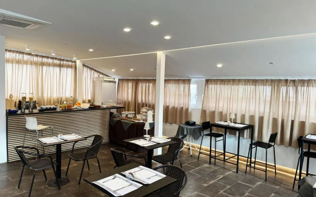 8room Hotel