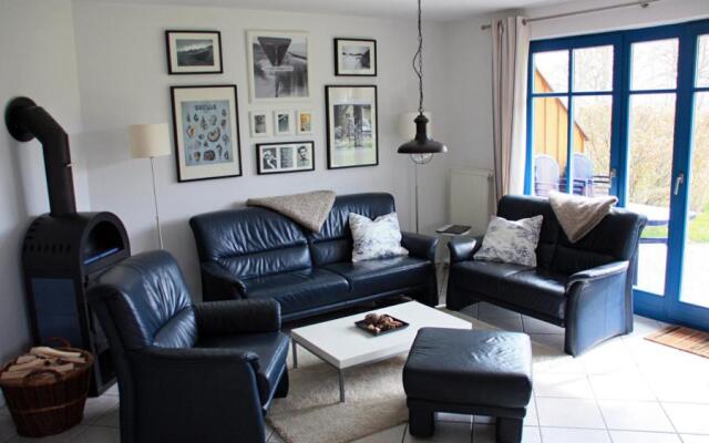 Komfortables Reetdachferienhaus Hasel 1