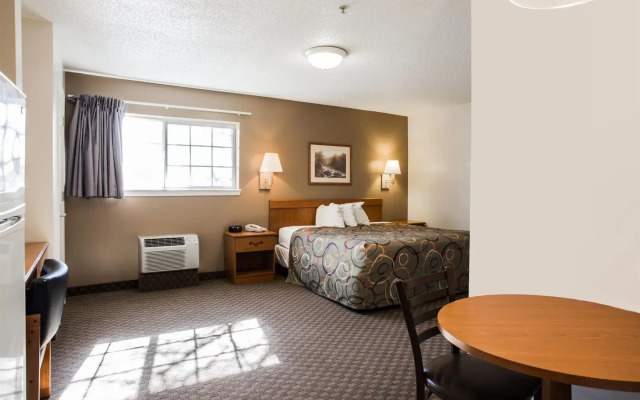 HomeTowne Studios & Suites by Red Roof Charlotte - Concord