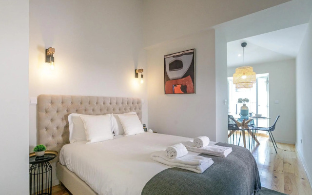 LovelyStay - Downtown Studio with Pool, AC and Balcony