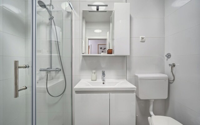 A1-luxury apt w big Balcony, 4 min Walk to Beach