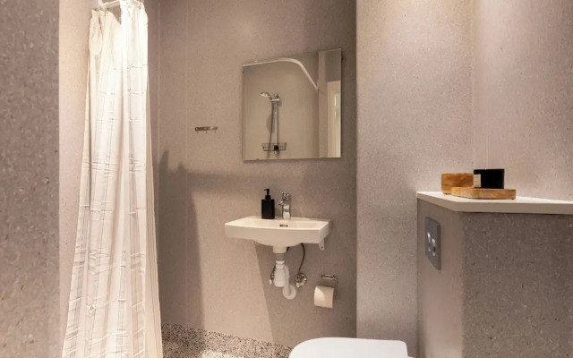 Sanders Noble - Fantastic 5-bdr Apt in the Capital