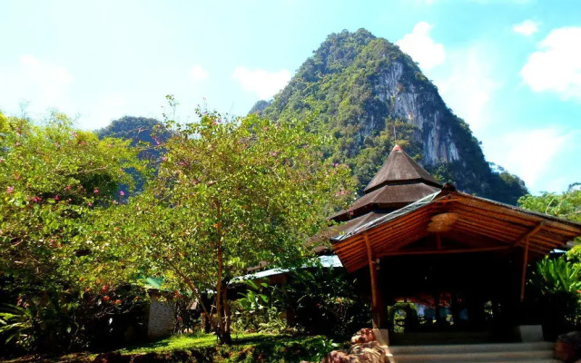 The Cliff and River Jungle Resort