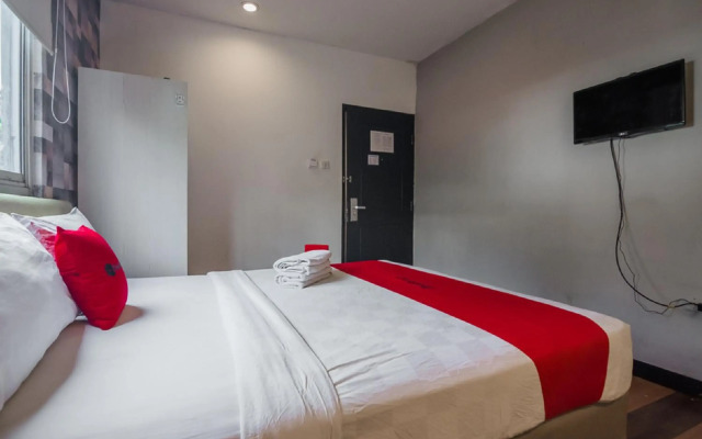 RedDoorz Plus near Mangga Besar Station 2