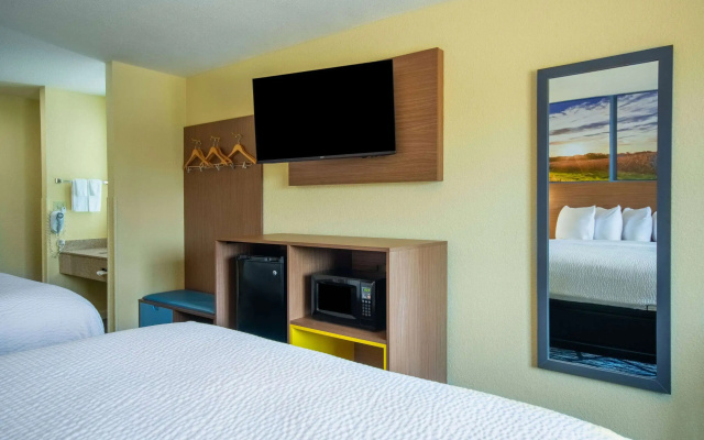 Days Inn by Wyndham Evansdale Waterloo