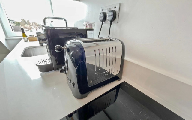 EasyStays - Modern Apartments in Windsor with Parking