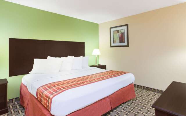 Days Inn & Suites by Wyndham Madison Heights MI