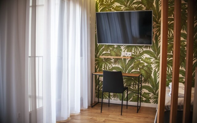 Glass House Hot Tub Apartments