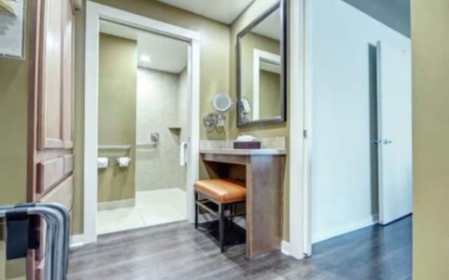 Private One Bedroom Condo on Golf Course, free parking