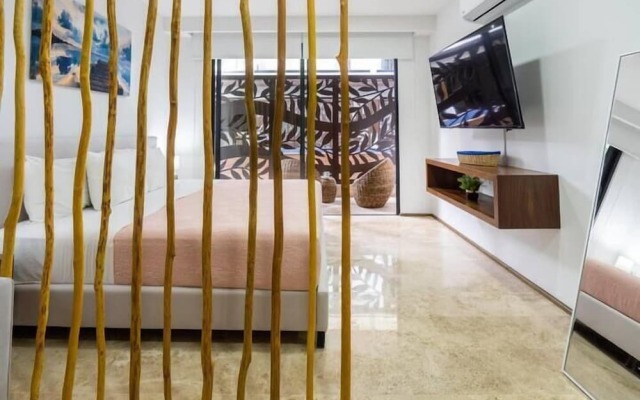 Stylish Studios Pool Near Beach