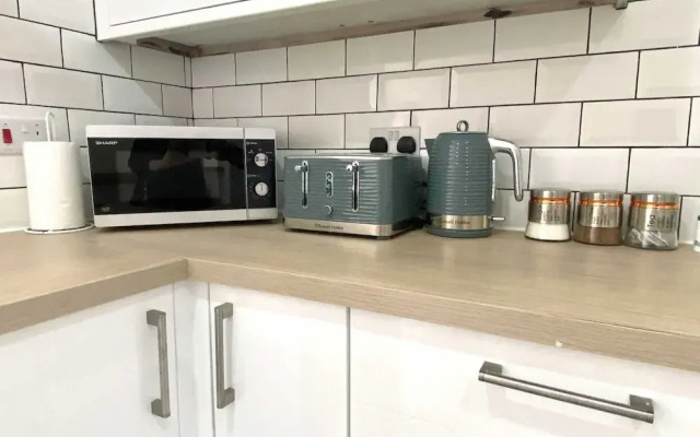 2 Bed Town Centre Free Park Wi-Fi Garden