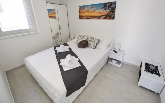 Funtastic C Apartment with Pool and Terrace