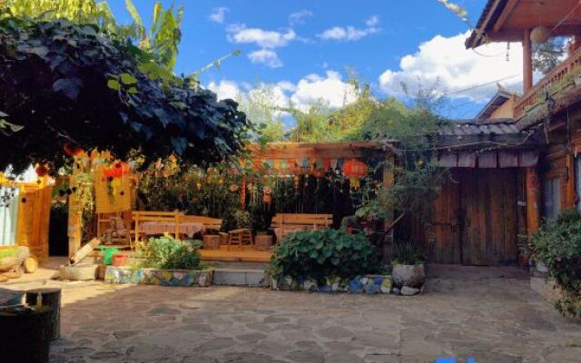 Qiuniang House Lugu Lake