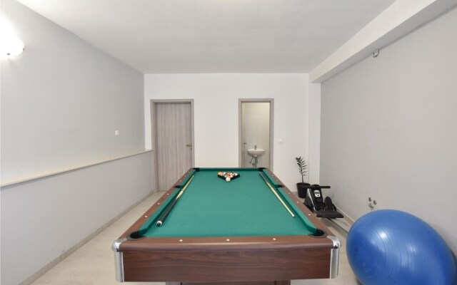 Nice Home in Duce With Wifi and 10 Bedrooms