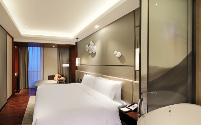 HUALUXE Wuxi Taihu by IHG – Guest Rooms – Wuxi