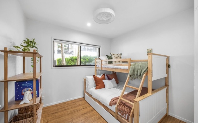 Bright Beachside Family House With Ocean Views – Guest Rooms – Coolum Beach
