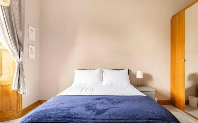 Stunning 5 Bedroom Large Apartment With Parking