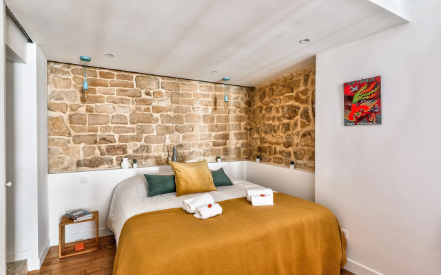 New Stunning 4 Bdrs Apt, With AC – Le Marais