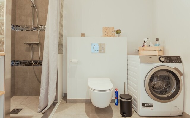 Delightful 2 Bedroom Apt | Balcony | Parking