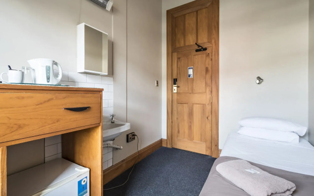 The Cambridge Hotel & Backpackers