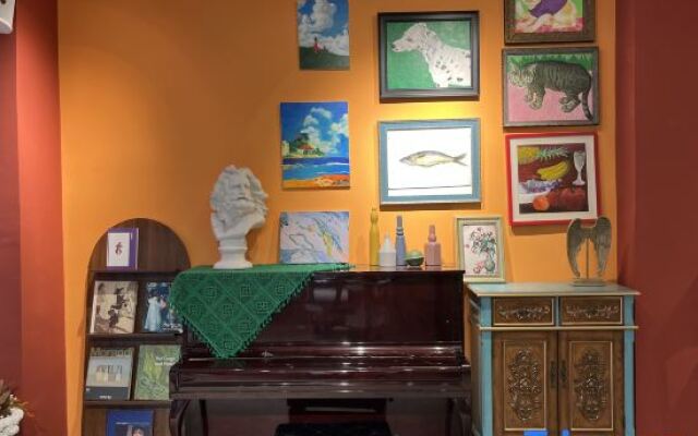 Sanya Yomovo – Bridge House Art Inn